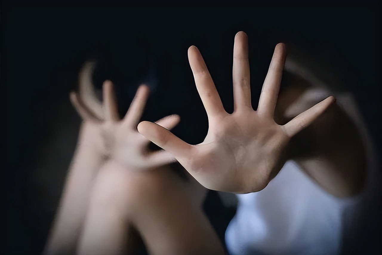 不还钱就拿女儿抵债,一女生欠房租被拍