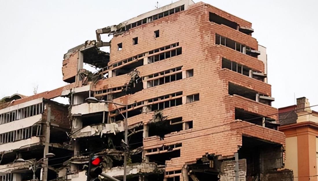 赖在仁爱礁破船里的菲军,过得咋样?做饭靠发电机,通讯靠蓄电池