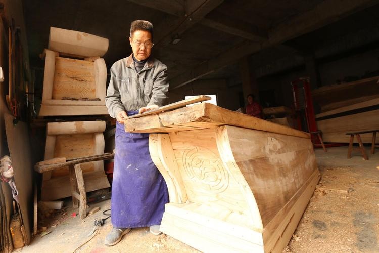 为啥棺材一头高一头低一头大一头,你知道棺材为什么一头大一头小