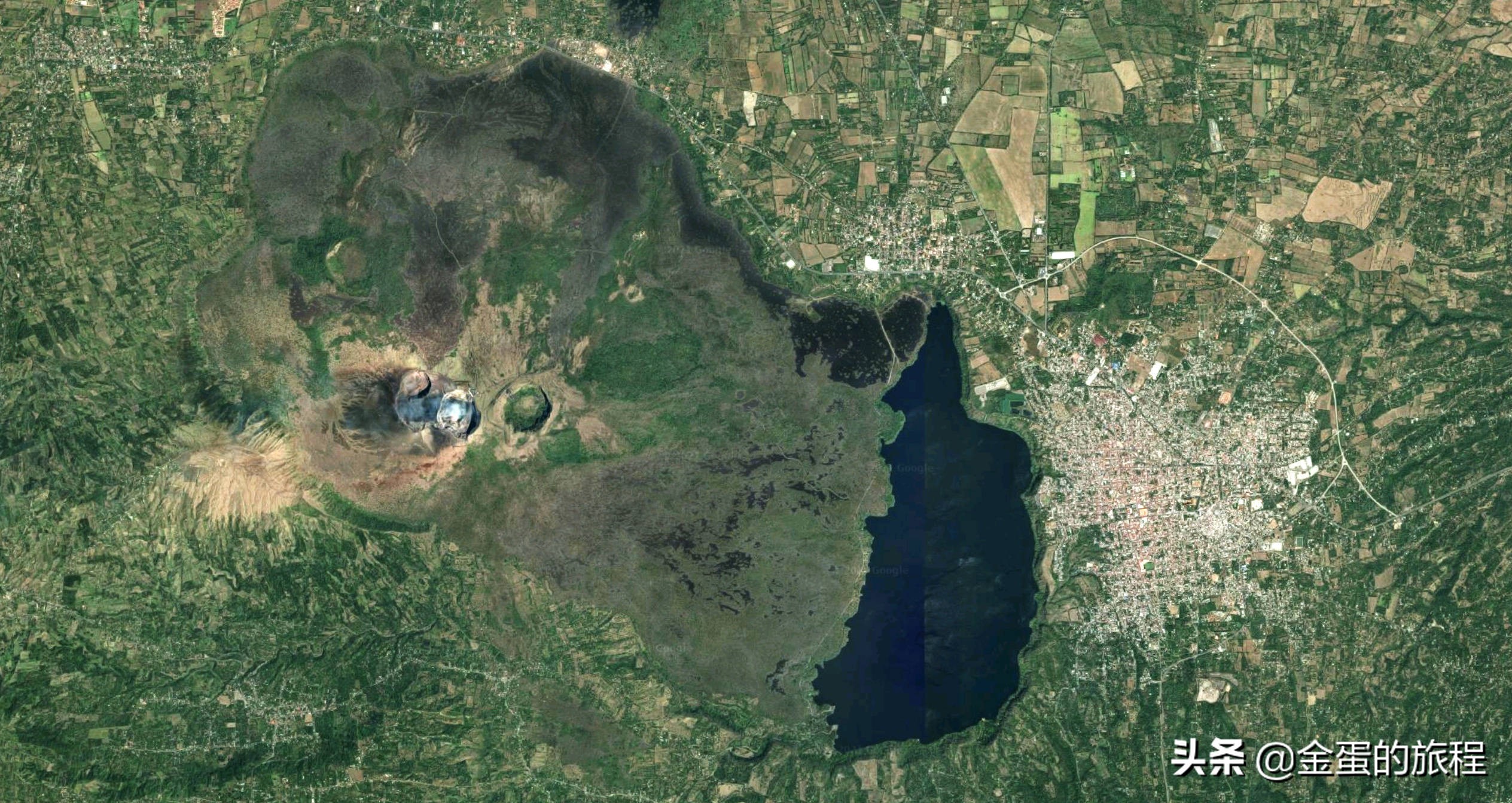 开汽车上活火山口,停车就能见到熔岩湖,这里是尼加拉瓜的马萨亚