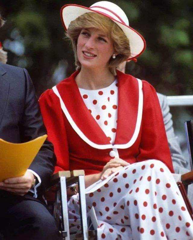 戴安娜穿紫色蕾丝裙,戴安娜经典穿搭礼服