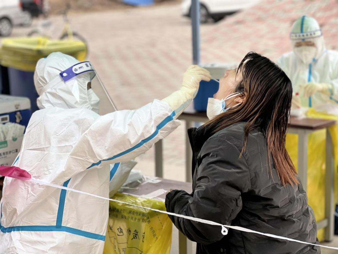 街道顺利开展核酸检测工作,高效有序街道开展全员核酸检测