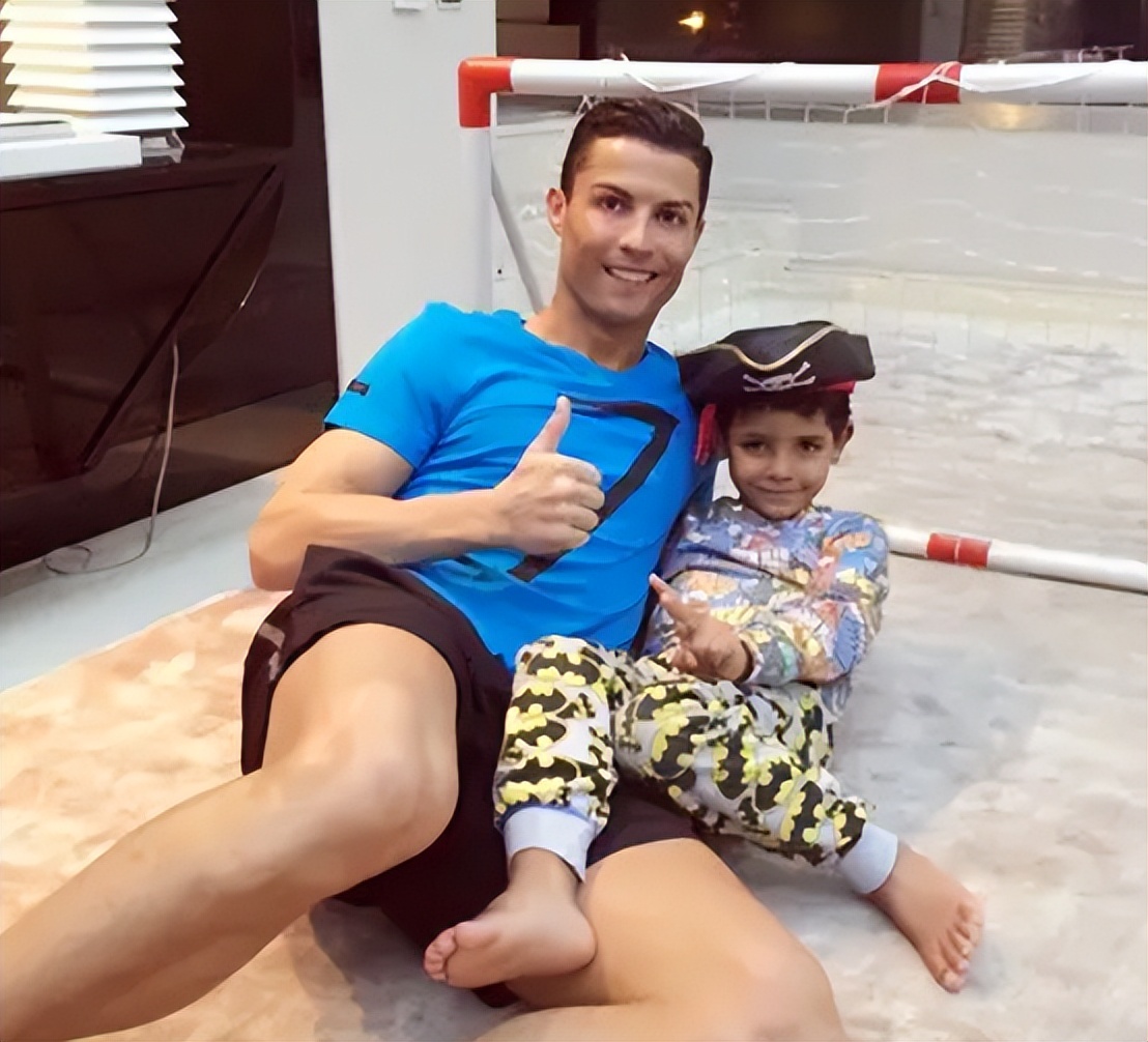 c罗12岁的时候,c罗12岁才踢球吗