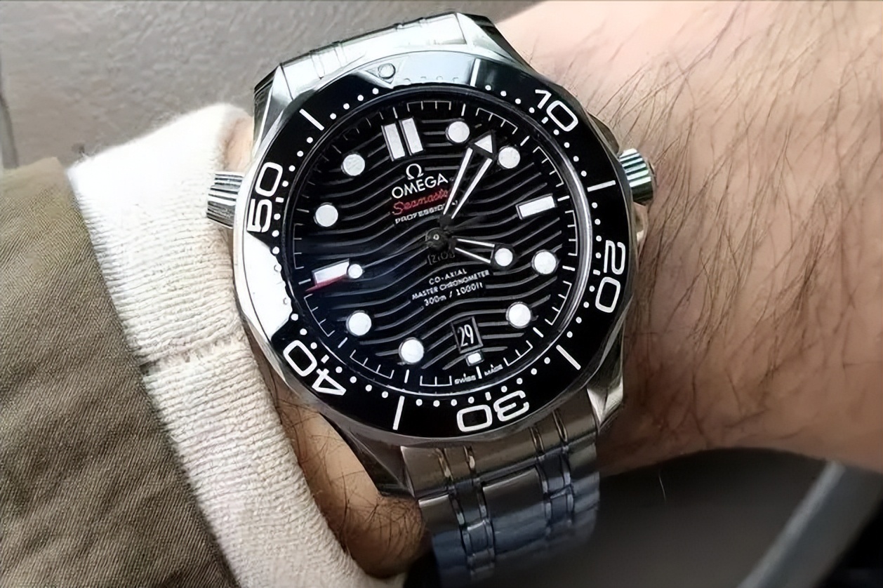 百年灵海洋文化和欧米茄海马300,百年灵超级海洋对比海马