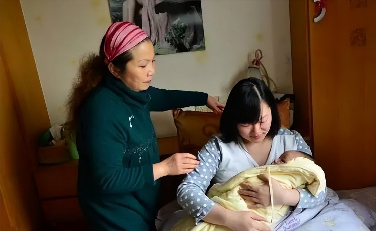 孕妈怀胎8个月，肚皮突然产生巨痒，婆婆一个做法救了她和孩子