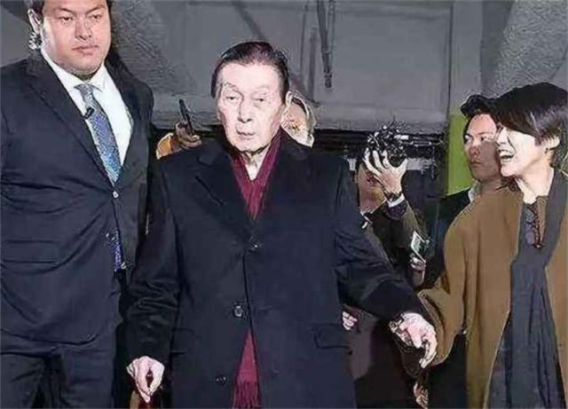 辛格浩：白手起家赚千亿，89岁还让26岁女星服务，95岁迎牢狱之灾