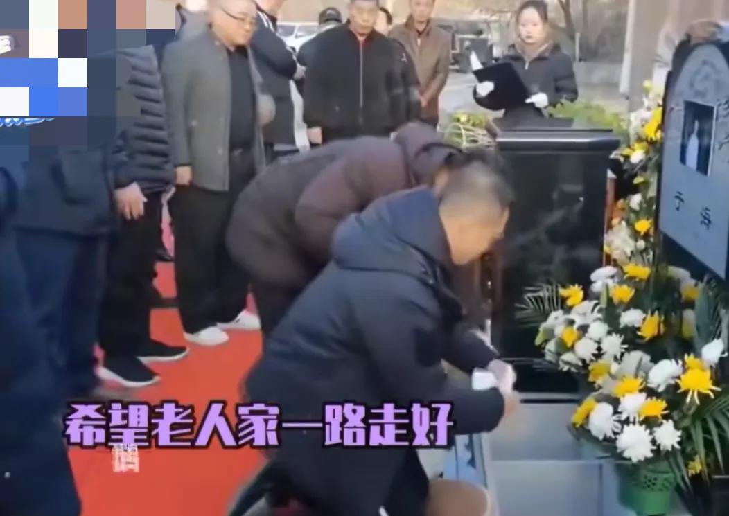 心痛！于海双胞胎儿子跪在墓前哭到崩溃，妻子卧床不起精神状态差