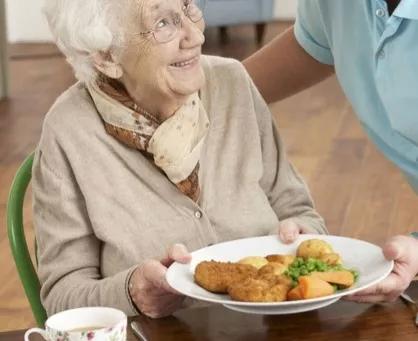 我走在前头，你们可咋办？70岁老人对95岁脑梗母亲和婆婆无奈哭诉