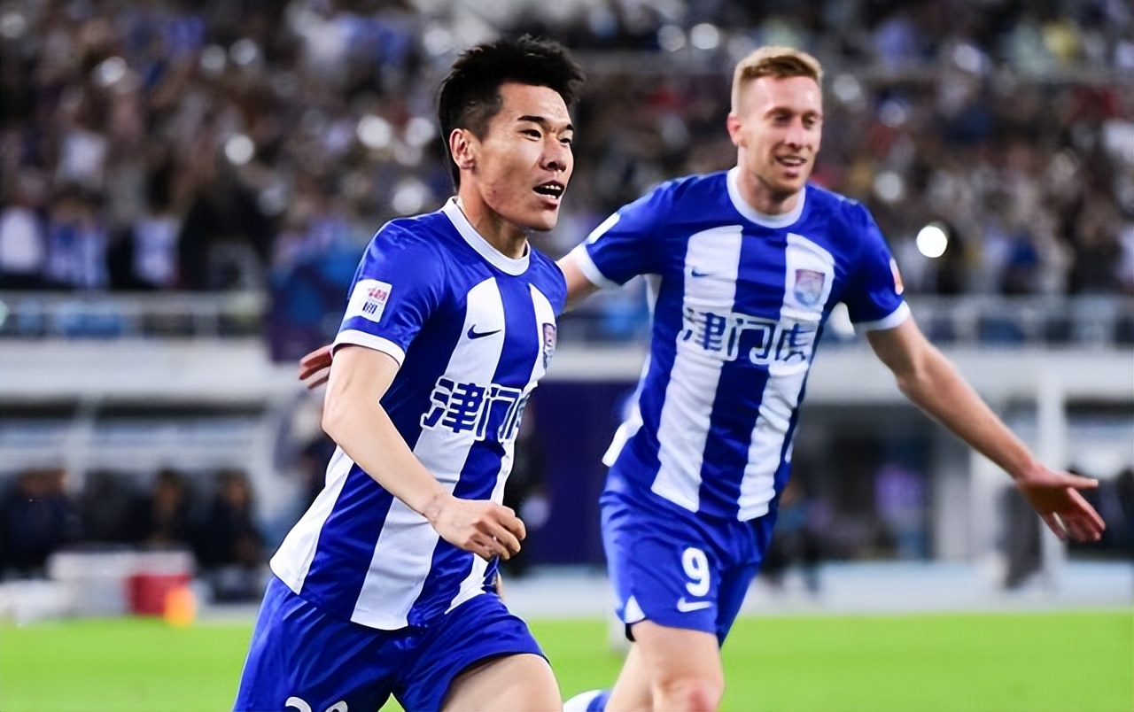 在不专业的道路上中国足协最专业，中超天津战武汉20人同穿蓝球衣