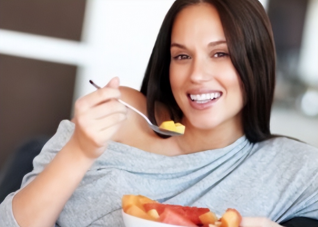 女孩第一次来月经有什么预兆,女孩第一次来例假就发现姨妈血