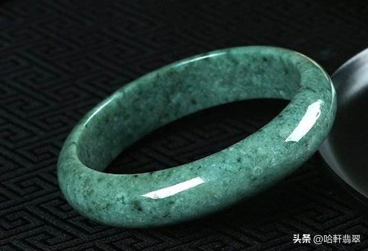 豆种白底飘蓝花的翡翠手镯好不好,细豆种翡翠手镯17000买贵了吗