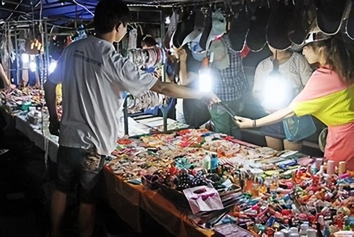 地摊日入9000？普工一年涨薪5元，年轻人逃离工厂是明智选择吗？