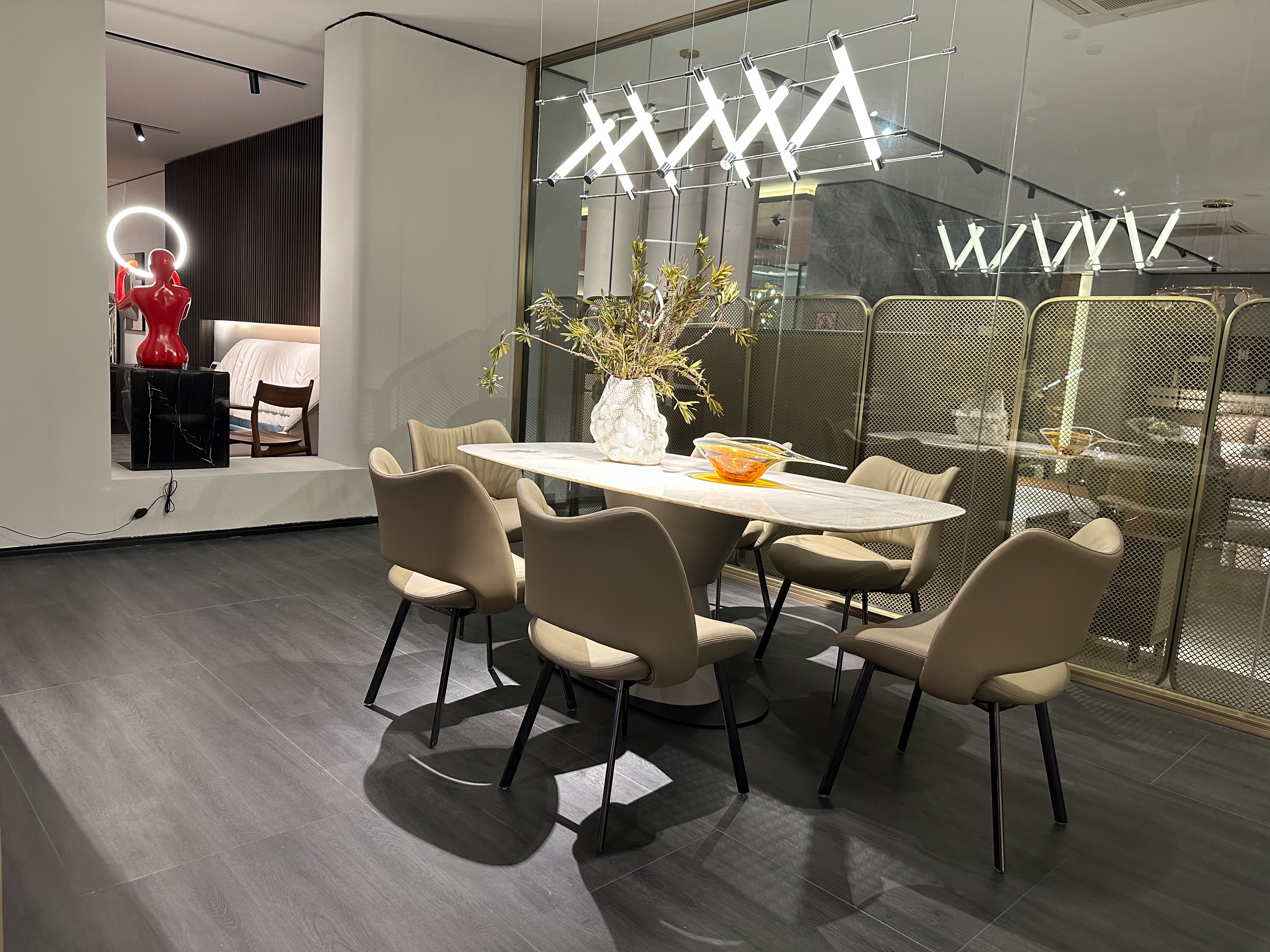 轻奢风餐桌椅组合怎么选,实木餐桌现代椅搭配