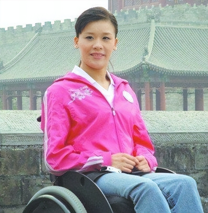 体操冠军桑兰瘫痪25年，自爆一年用2000根导尿管，打出租车遭拒载