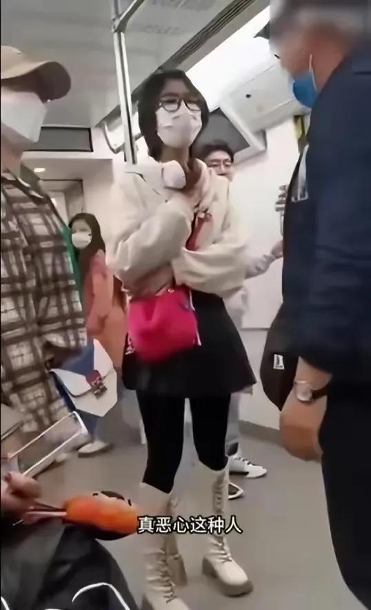 “你变态呀?一直盯着我看?”,男子:“我可以告你*谤诽**!”