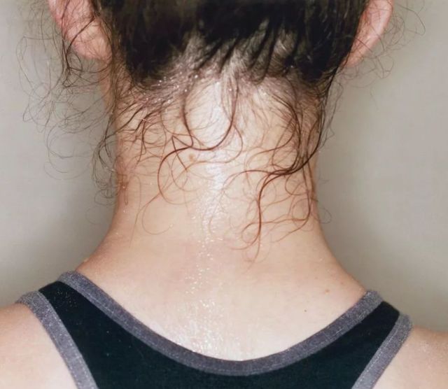 为什么一出汗身上就有香味,为什么一出汗就觉得身上黏黏的