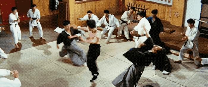 87岁开山鼻祖去世！那个拿命搏的港片时代，捧出的都是巨星