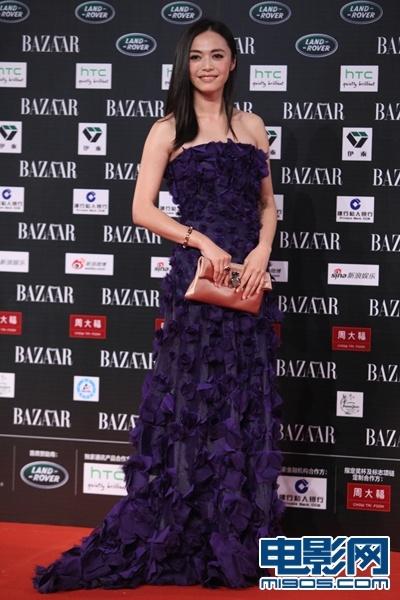 MiuMiu酥胸走光hold不住周冬雨逃军训捧场芭莎