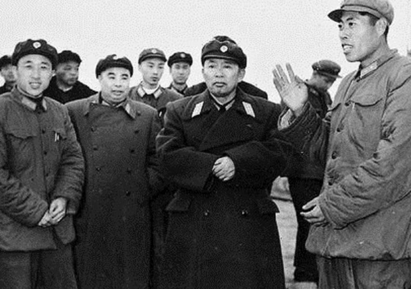 他曾担任南京军区副政委，38岁授少将，亲家是上将，女婿也是上将