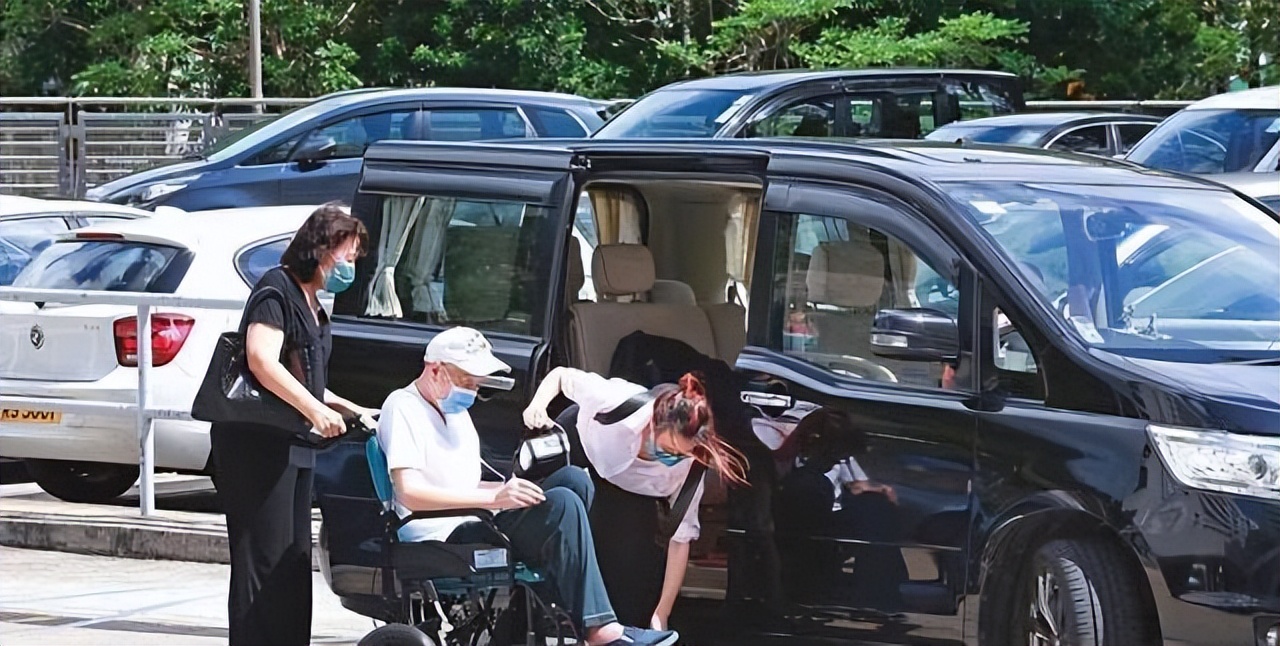 她7岁从天津到香港，是TVB“*用御***妇情**”，有小鲜肉追钱都花给父母