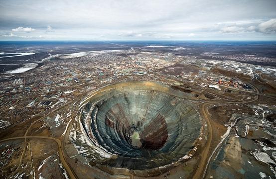 飞越俄罗斯上空,世界目前最大的钻石矿