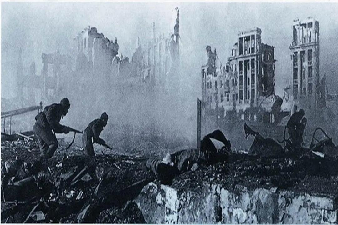 她是谁？遭德军332团折磨牺牲，斯大林震怒下令为其*仇报**，战争片