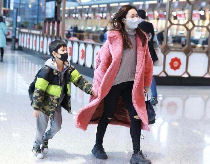 刘芸穿衣打扮风格,刘芸穿搭黑色长裙