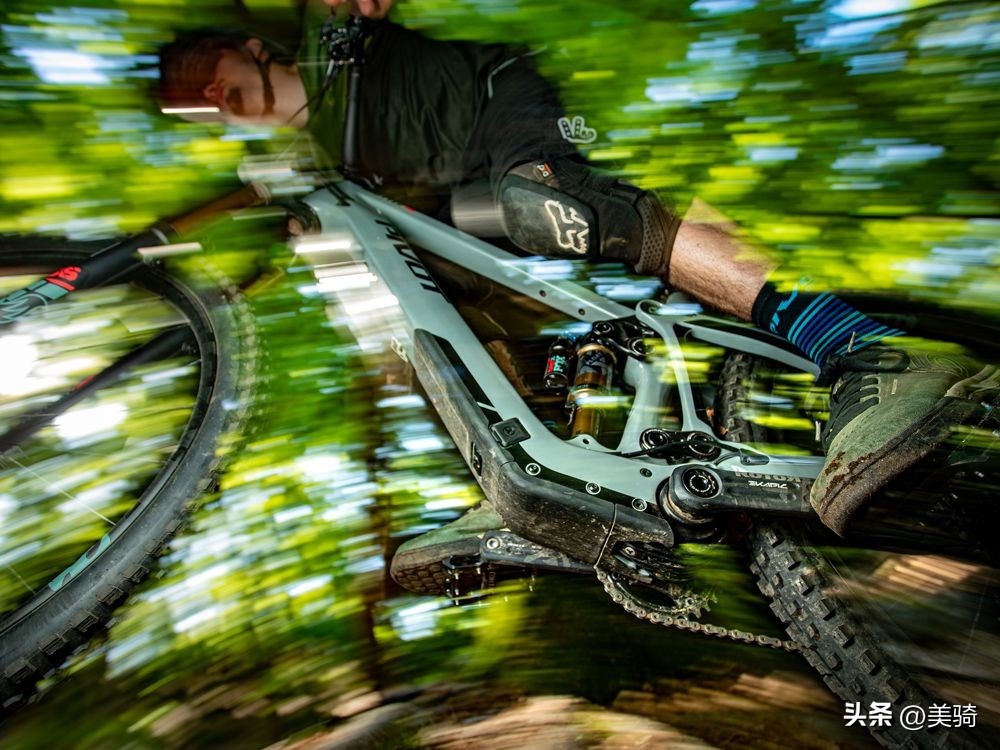 超轻电助力再进化!16.4kg的PivotShuttleSL电助力山地车