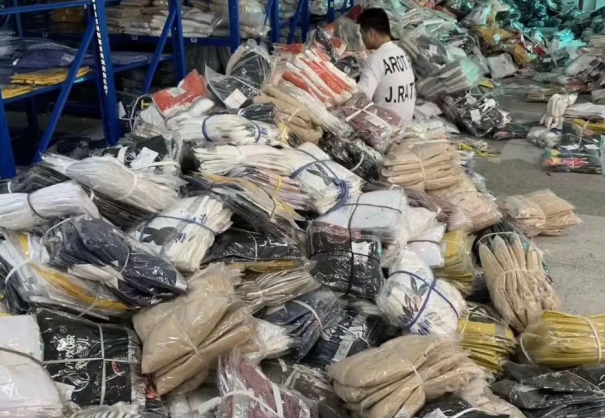 地摊上10元的衣服从哪里弄来的,地摊20元衣服为什么这么便宜