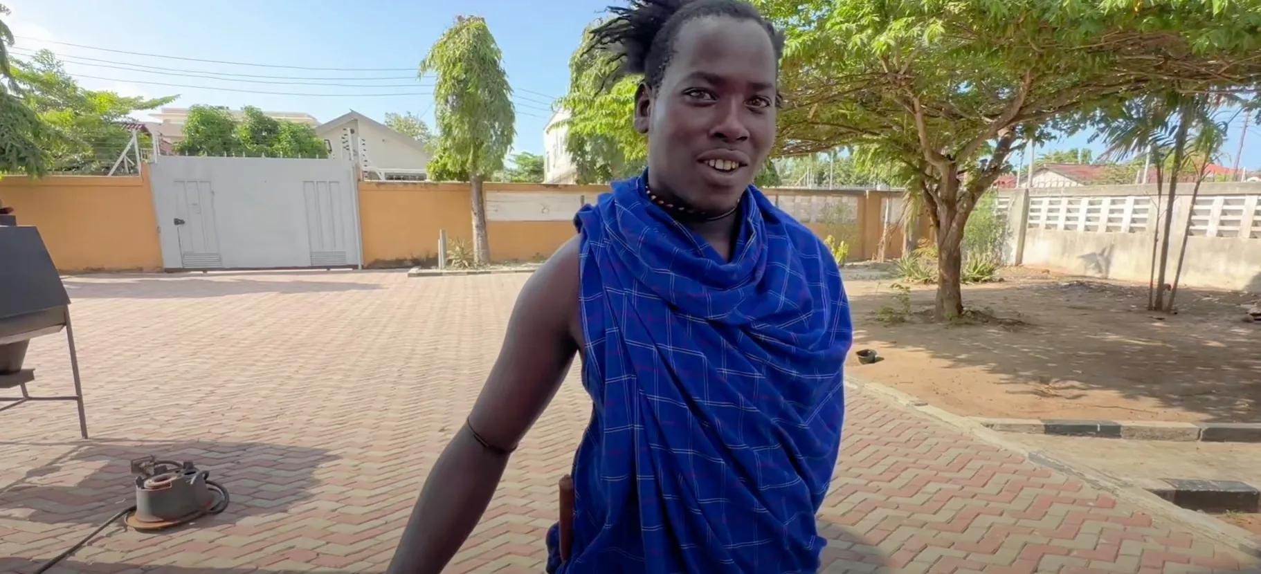 木头头遇到困难，为报答马赛保镖救命之恩，小五要带着他们做生意