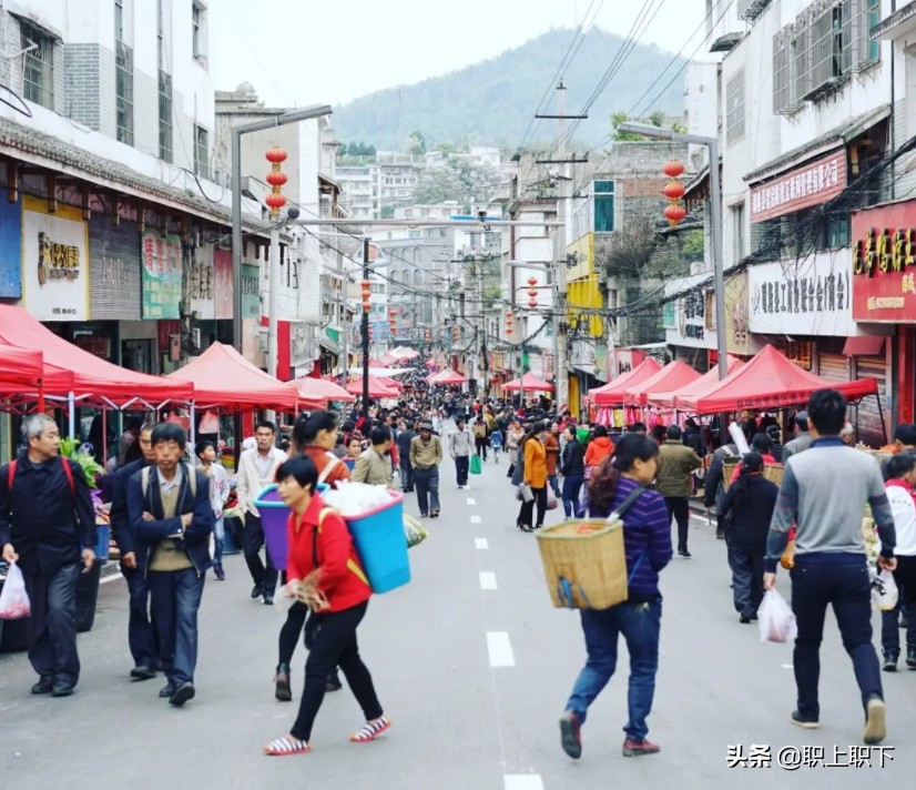 如何看待名校毕业生涌入小县城,大量985毕业生涌入县城意味着什么