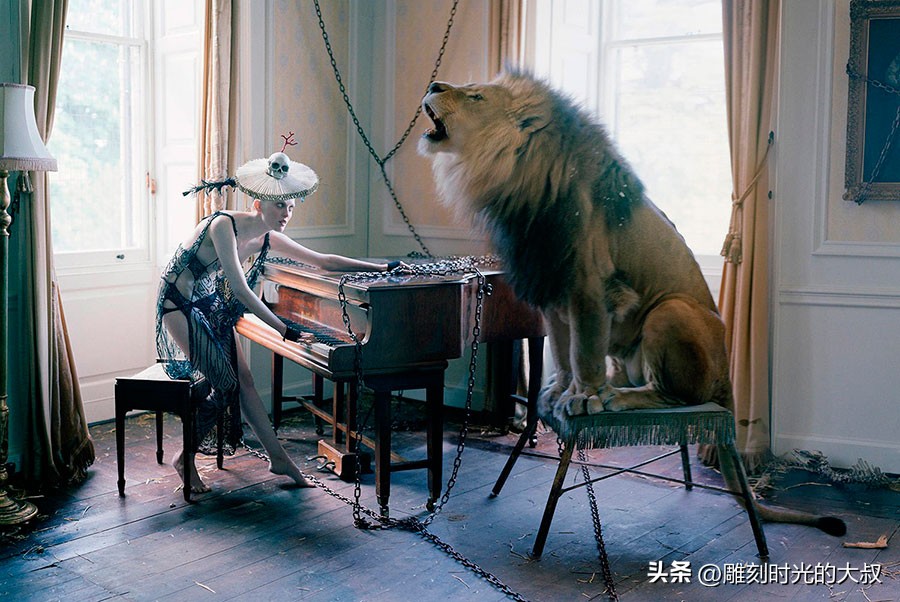 作品充满隐喻与象征主义，讽刺和暧昧：备受赞誉的当代时尚摄影师