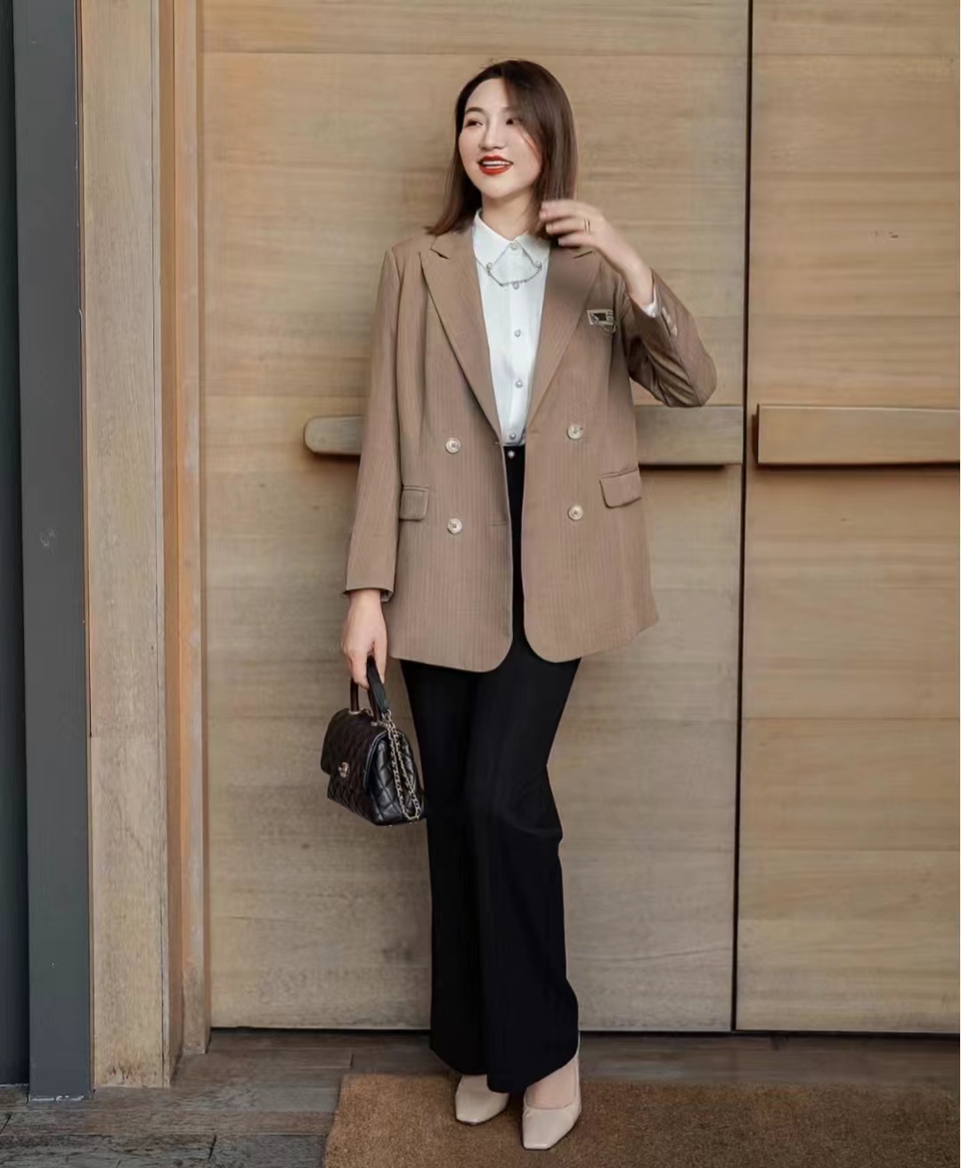 穿黑色裤子配什么色上衣,黑色宽腿裤子配什么上衣