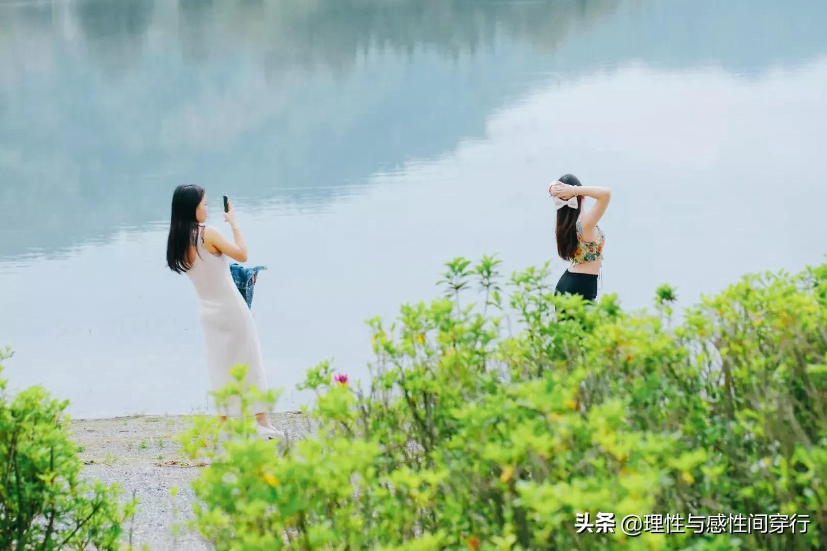 隔海相望，我在这头，静守似水流年，你在那头，淡看烟火人间