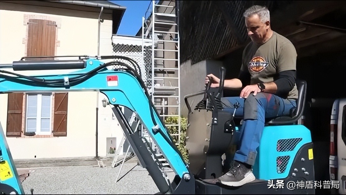 外国大爷买了一辆中国小型挖掘机,外国大爷购买中国迷你挖掘机