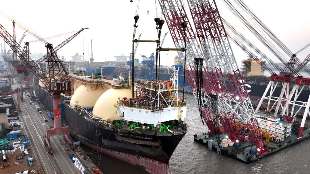 1300吨模块吊装！“格里亚”轮再气化模块“安家落户”！