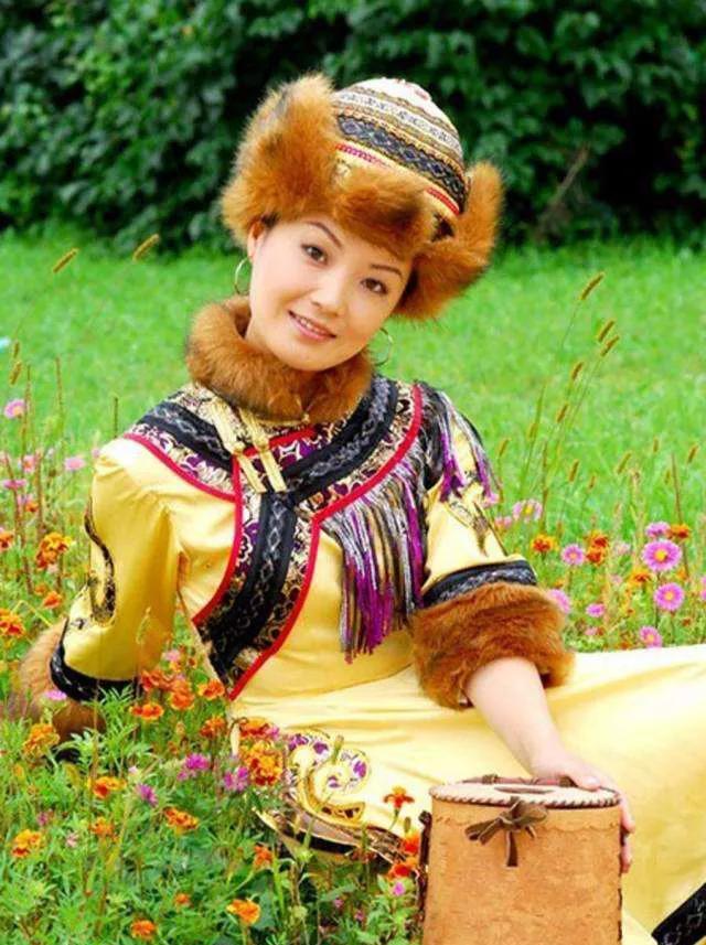 五十六个民族的风俗和服饰,五十六个民族代表服饰图片