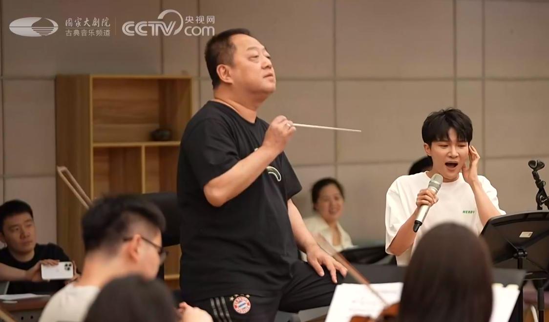 央视大气磅礴的时代之声周深,周深用神仙嗓音为祖国庆生