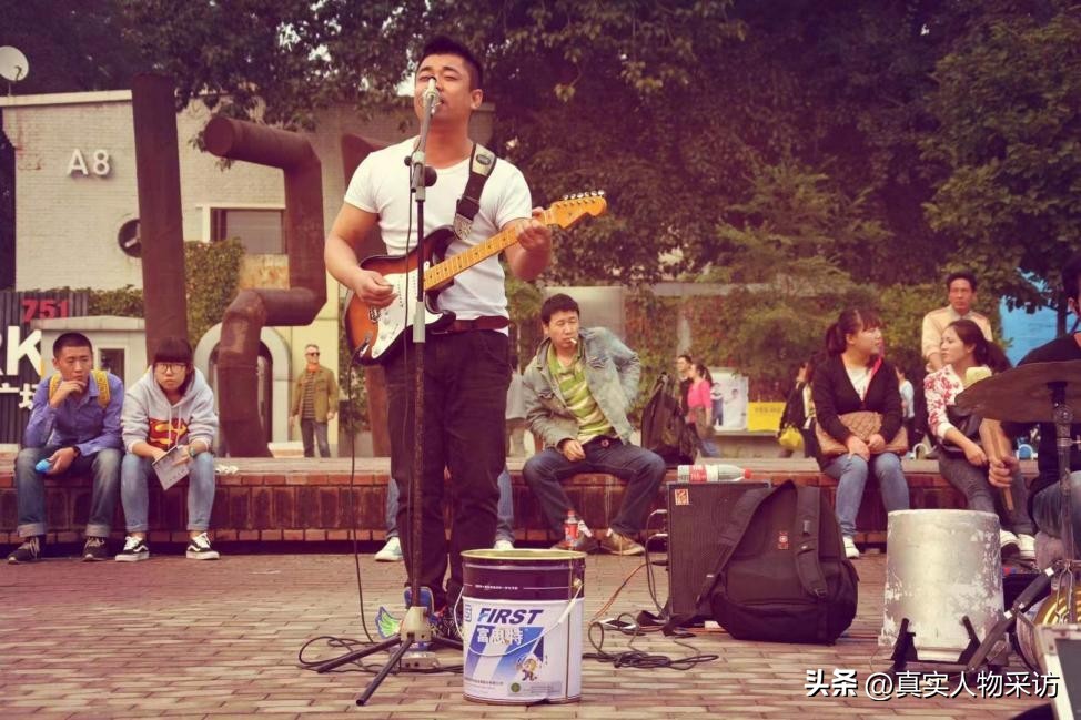 8090后的街头卖唱,13岁少年坚持7年陪父街头卖唱
