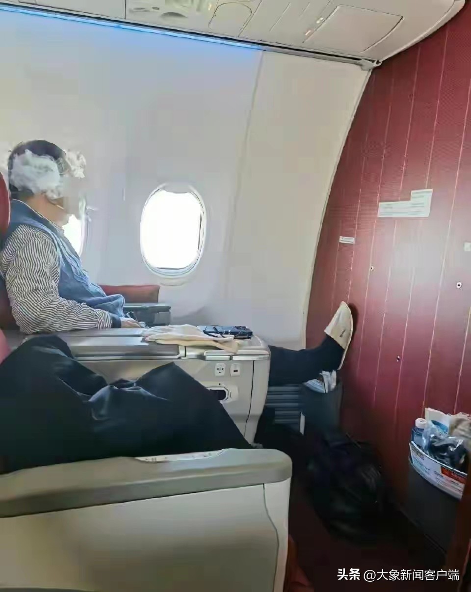 今评弹｜乘客飞机上抽烟无人制止：坐头等舱就能当头等人吗？