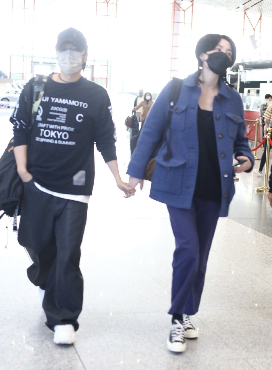 王菲和谢霆锋的机场牵手秀恩爱,王菲久违现身与谢霆锋牵手秀恩爱