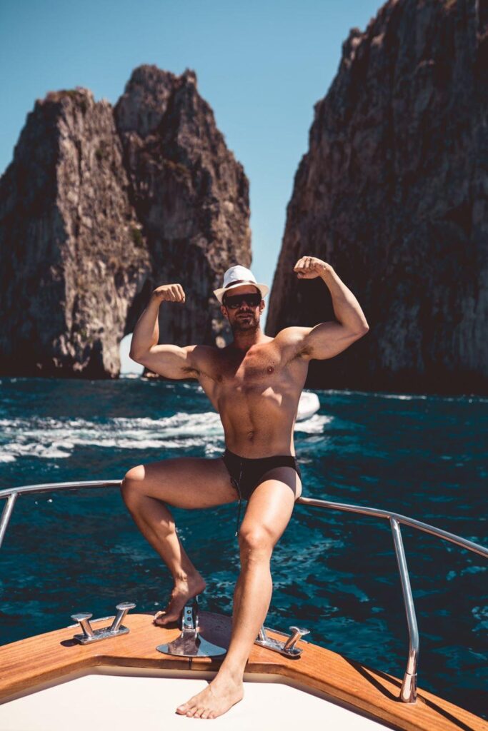 美国单身辣妈网恋假帅哥被威胁p裸照！逃脱后遇照片真人甜蜜热恋