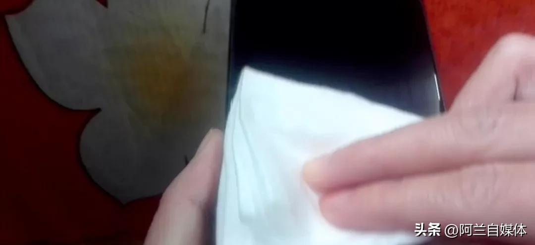 手机屏幕脏了怎么办不用眼镜布,手机屏幕脏东西擦不掉怎么处理