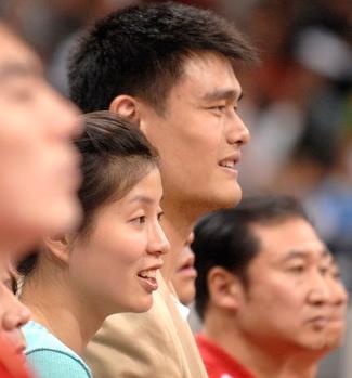 篮球巨人姚明近况,篮球队员姚明夫妻照