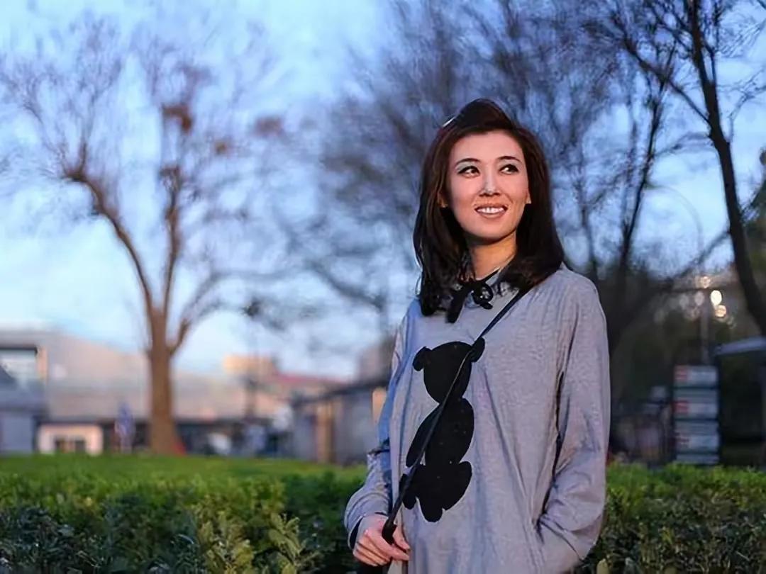 央视主持人李红的婚姻生活,著名主持人李红近况