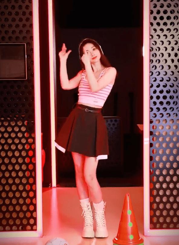 柳岩清凉白裙助阵世界杯直播,柳岩跳世界杯球迷主题曲舞蹈