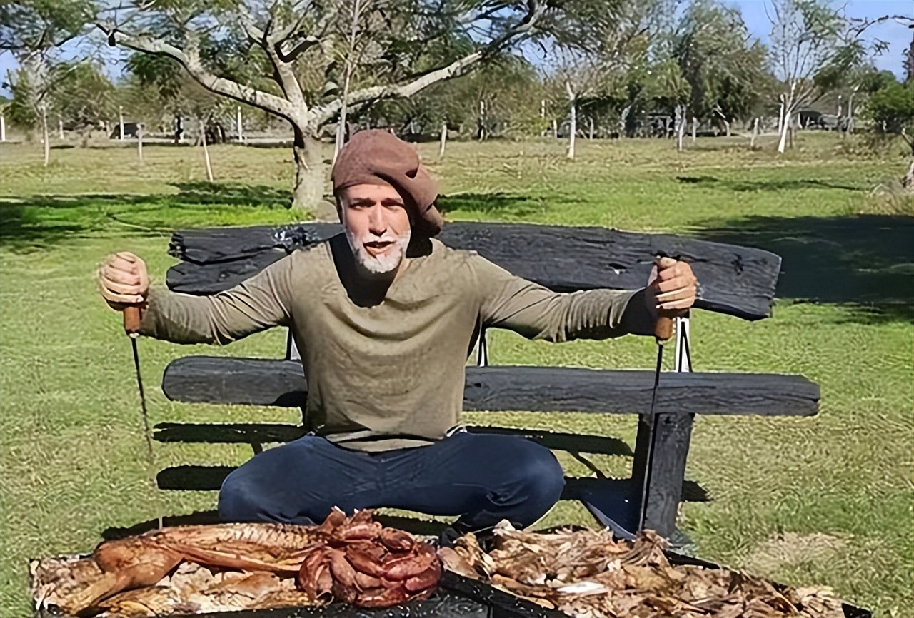 53岁巴蒂庄园养老，胡子花白仍精神矍铄，20岁小儿子接班