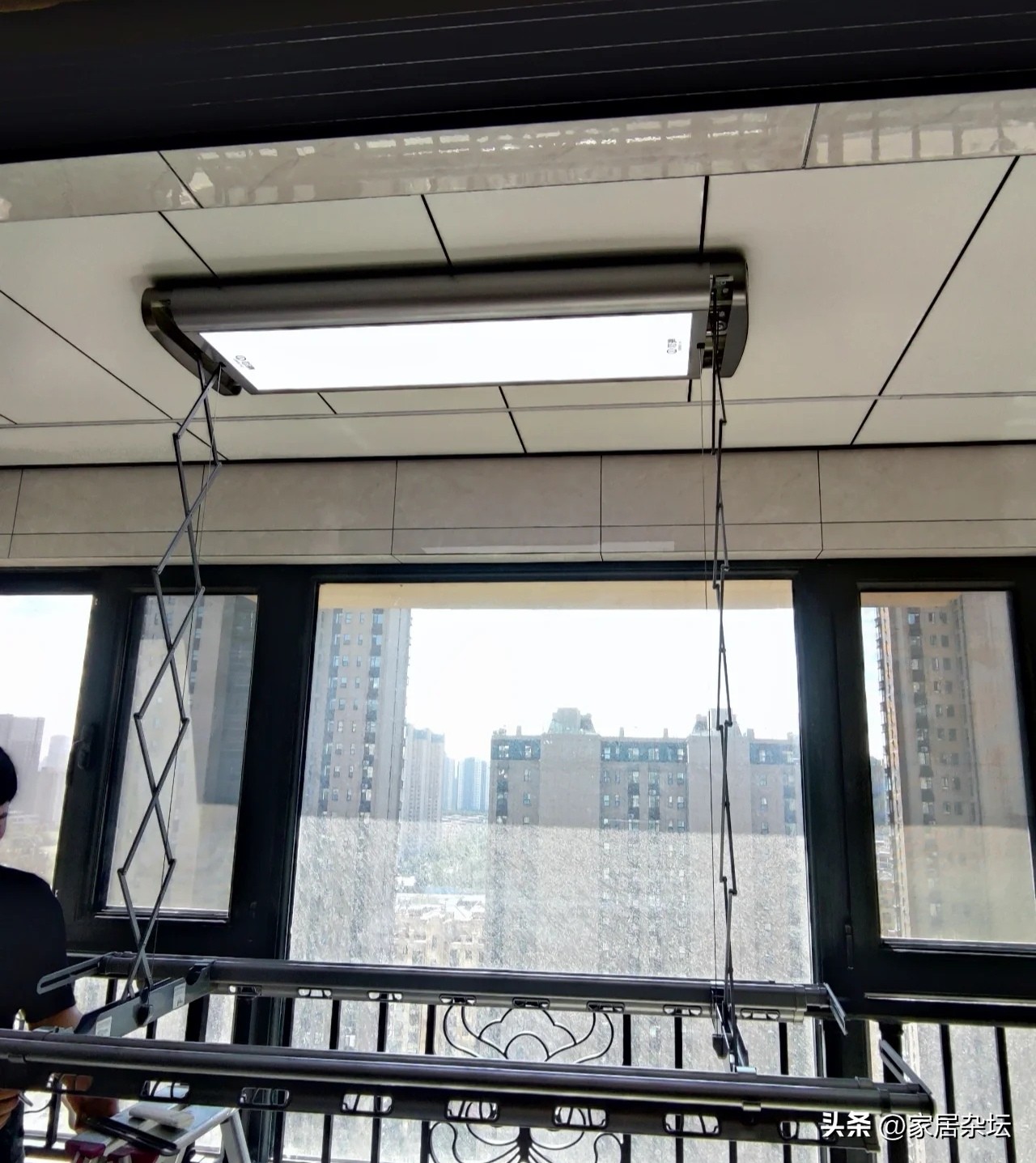 阳台吊顶多高装自动晾衣架比较好,阳台吊顶和自动晾衣架哪个先安装