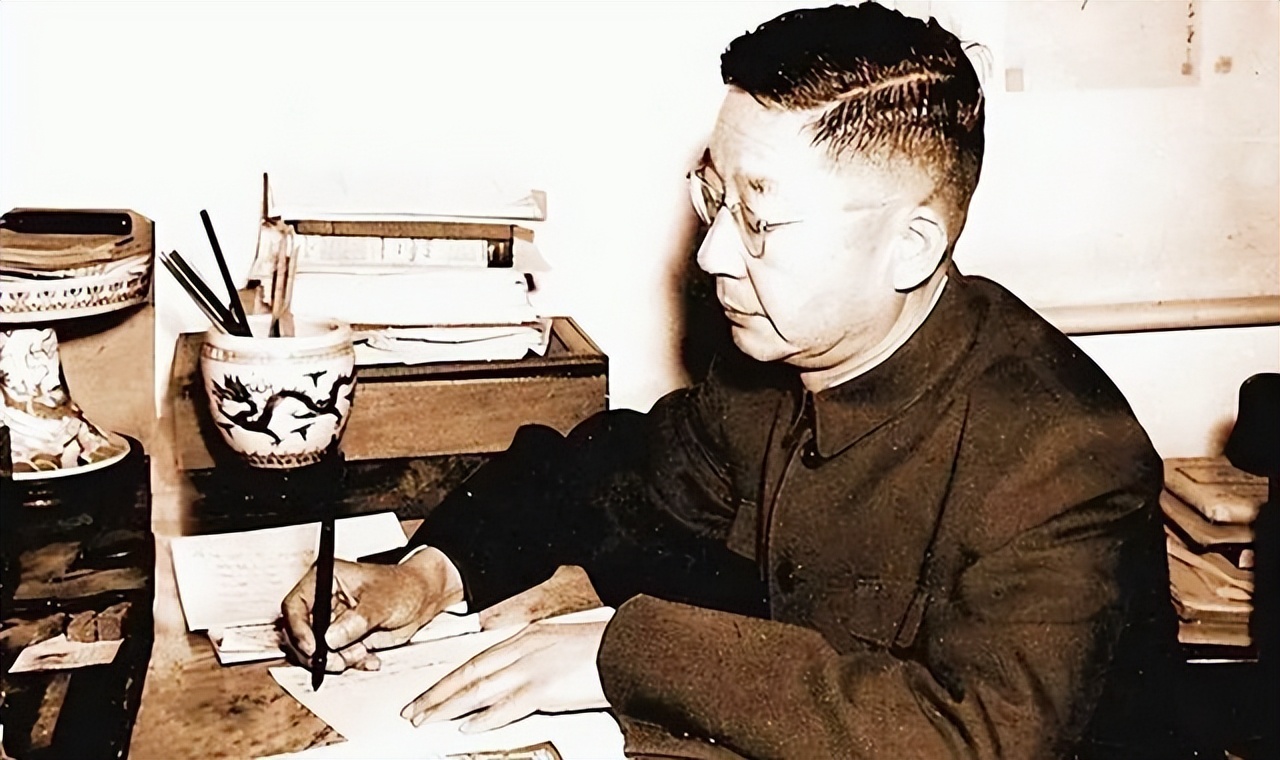 老舍笔下的骆驼祥子进行分析对比,老舍在骆驼祥子中描写的京味儿