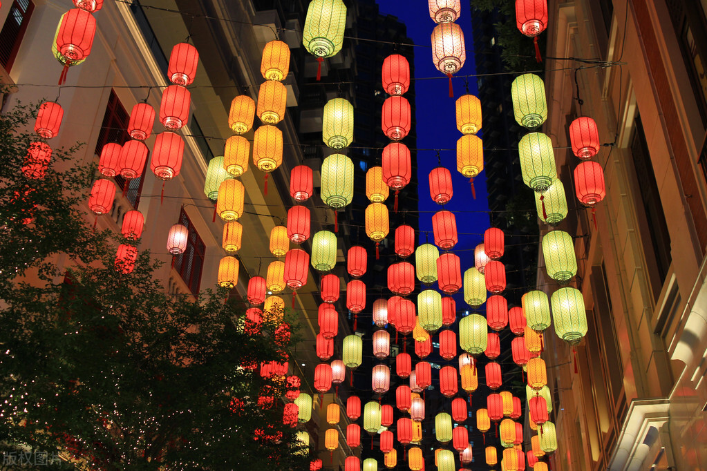 正月里来是新春家家灯笼挂门前,农村自建房门前挂灯笼怎么挂的